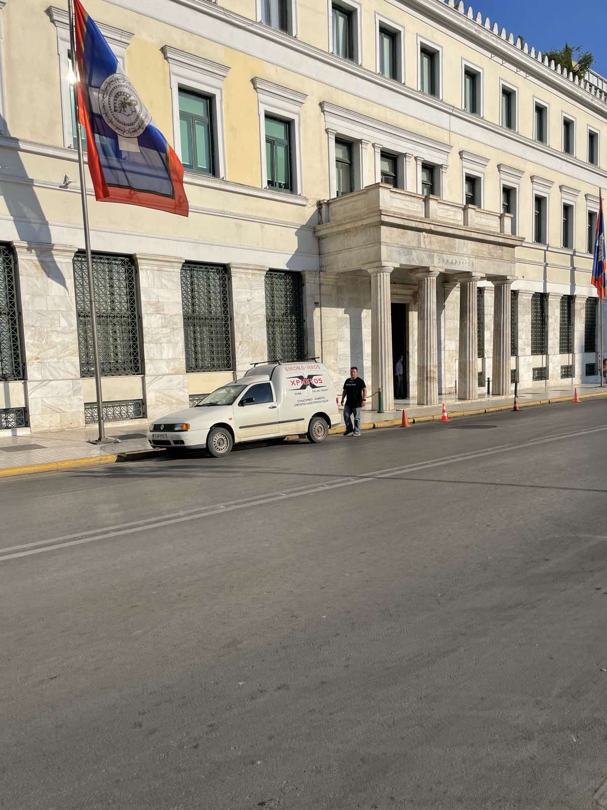 Όχημα της επιχείρησης έξω από το Δημαρχείο της Αθήνας