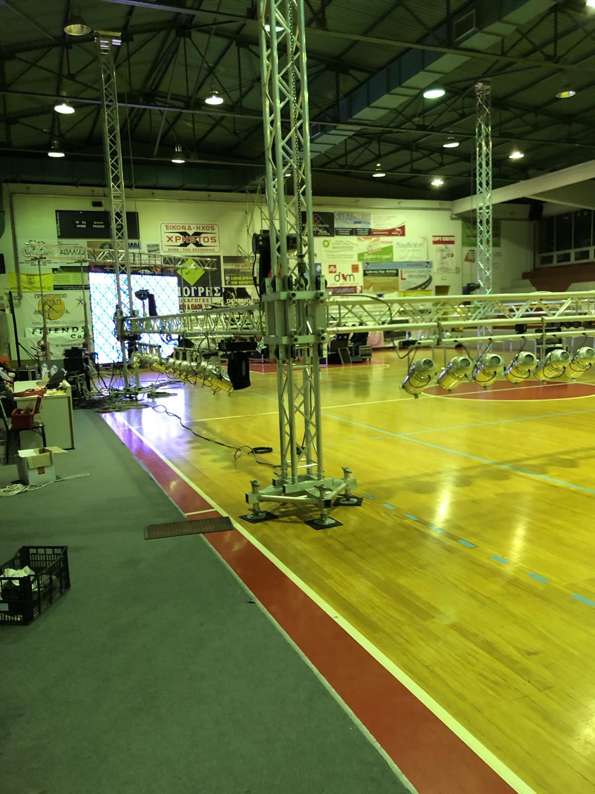 Πύργοι truss με φωτισμό και οθόνη LED σε κλειστό γυμναστήριο