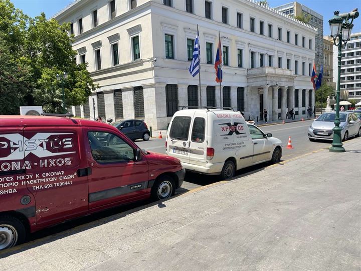 Τα οχήματα της επιχείρησης σε έργο στο κέντρο της Αθήνας