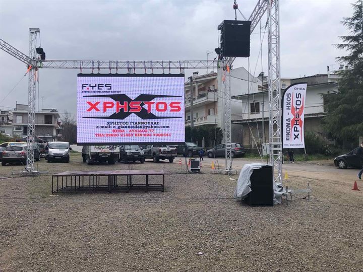 Υπαίθρια οθόνη LED στημένη σε truss