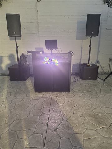 DJ booth με ηχεία και φωτεινή επιγραφή Let's Party